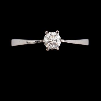 RING, 18 k vitguld, solitär briljantslipad diamant 0.30 ct.