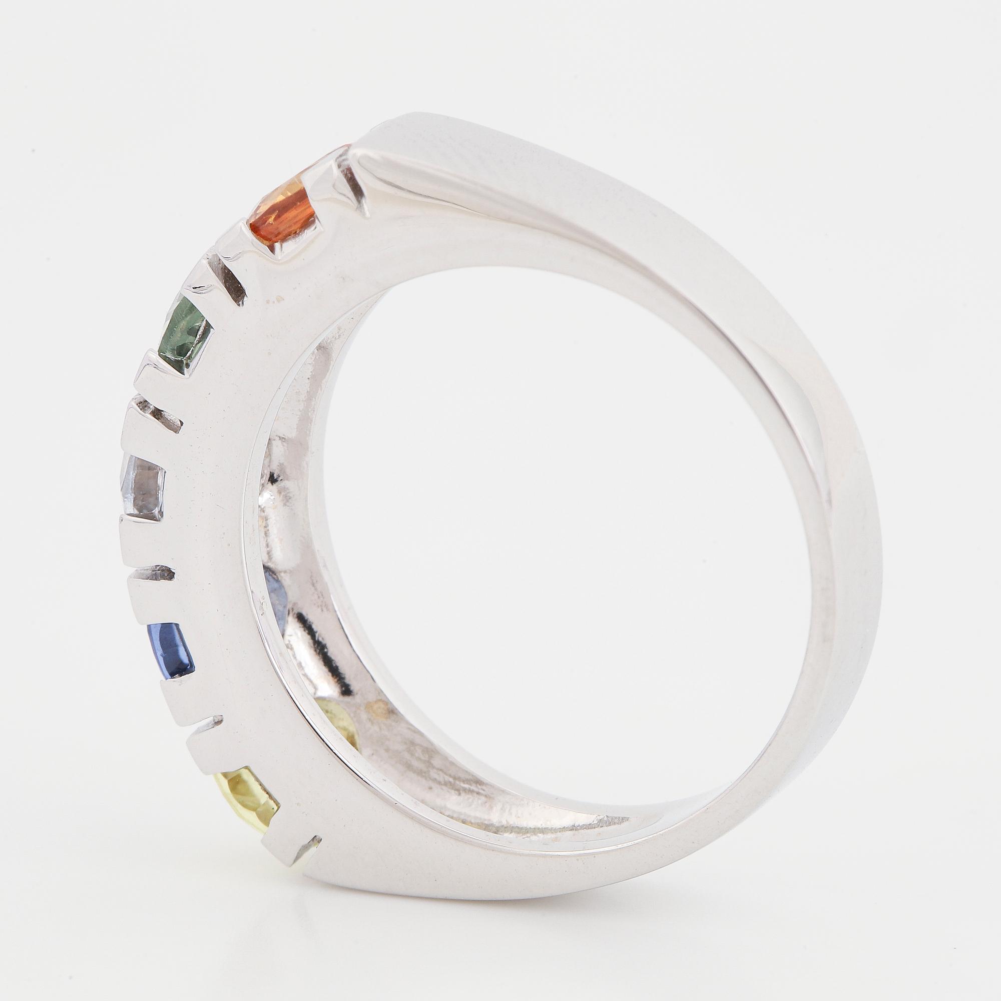 A 14K gold ring set with faceted sapphires ca. 3.18 ct in total.