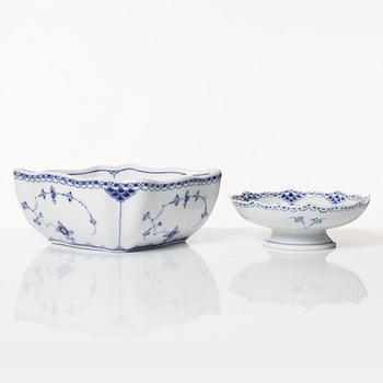 Royal Copenhagen, mat-, kaffe- och teservis, 88 delar, "Musselmalet", Danmark, 1800-1900-tal.