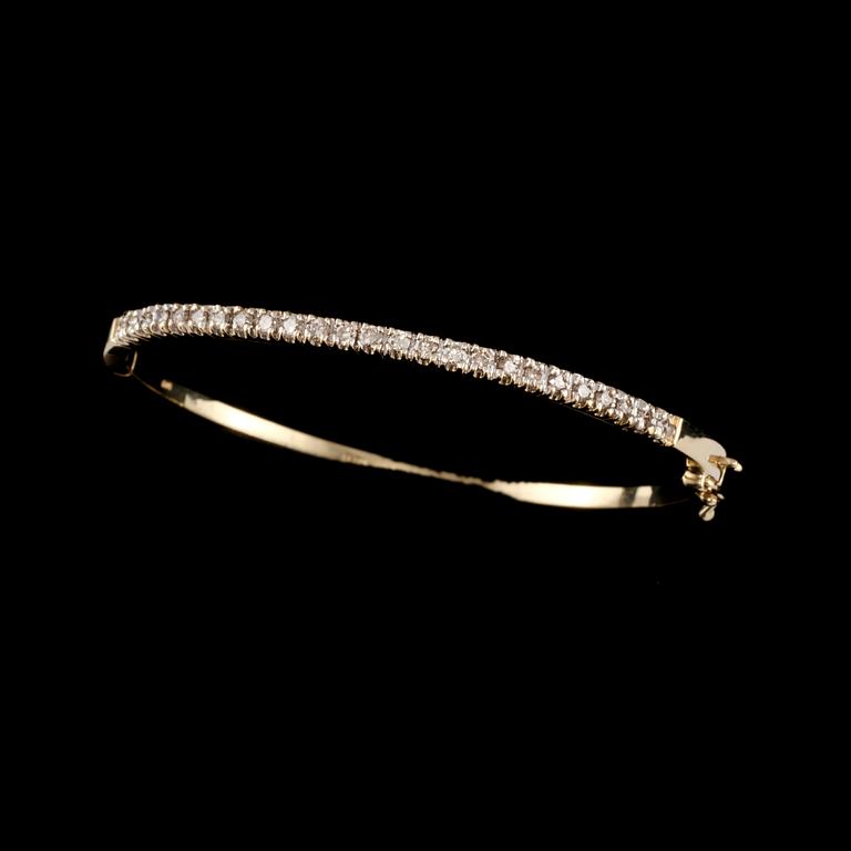 ARMRING, 14k guld med briljantslipade diamanter, ca 1.50 ct. Vikt 11 g.