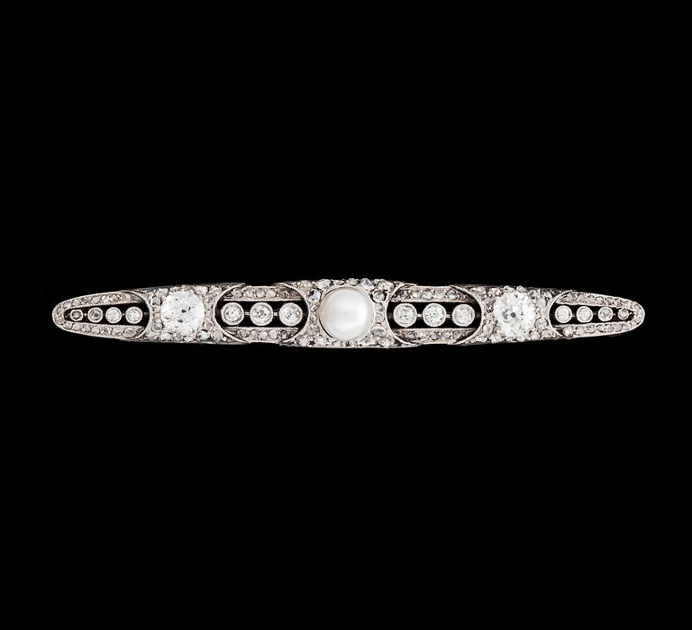BROSCH, antik- och rosenslipade diamanter, tot. ca 1.20 ct samt orientalisk pärla. Ca 1905.