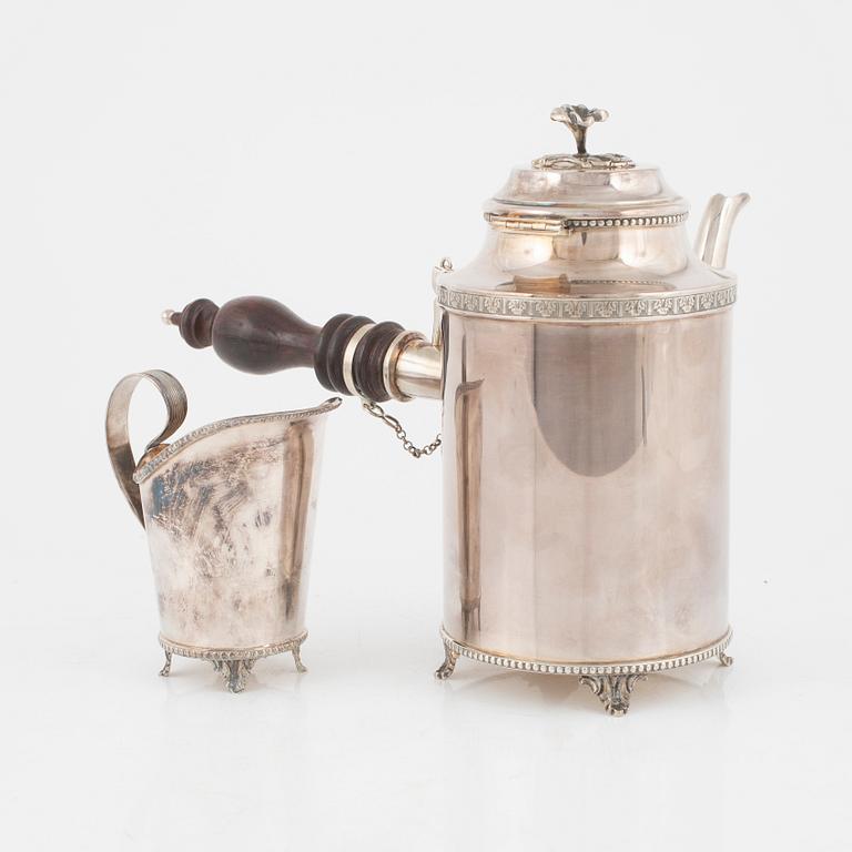 Eric Löfman, kaffekanna samt gräddkanna, silver, Gustaviansk stil, MGAB, Uppsala 1979.
