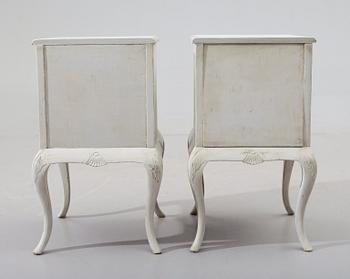 SÄNGBORD, 1 par, rokokostil, 1900-talets första hälft.