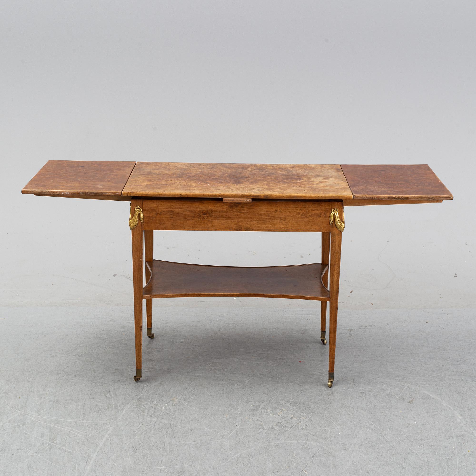 Sidobord med rotfaner, Sverige, 1900-talets första hälft.