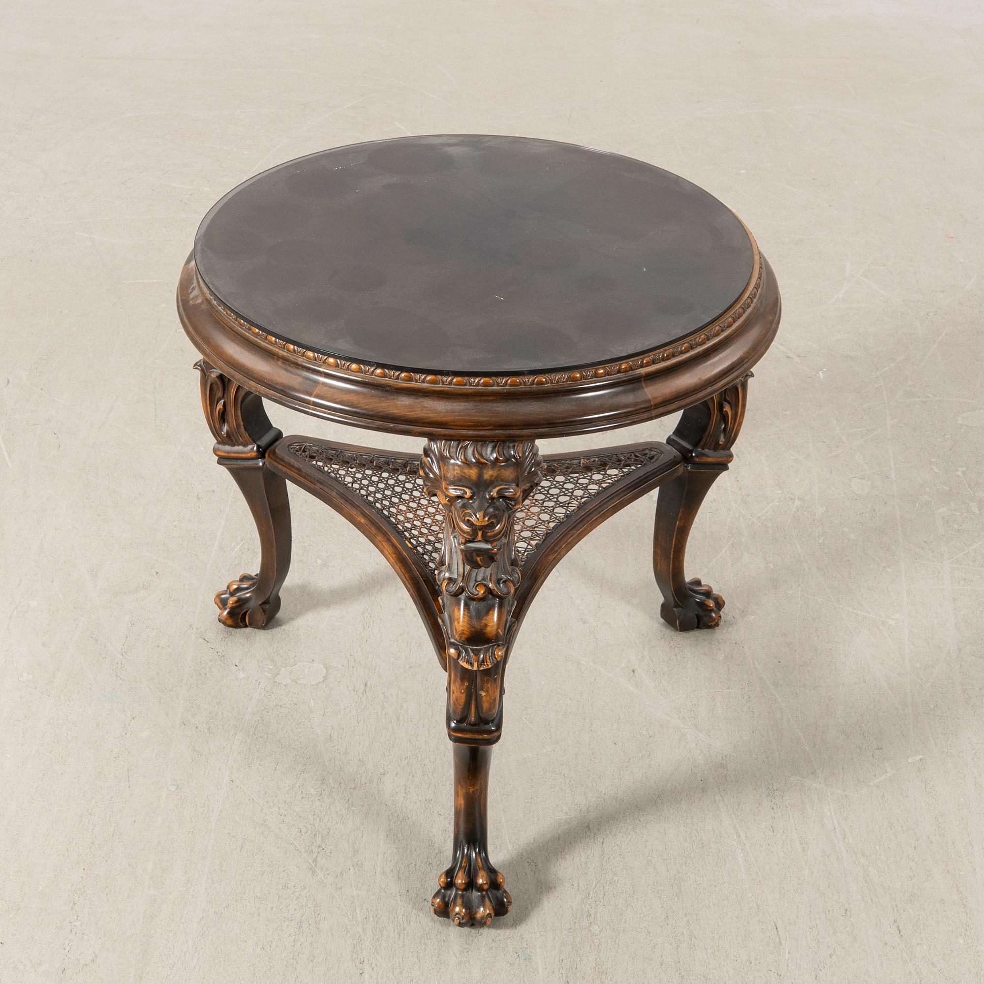 Coffee table/Side table 1940s Baroque style.
