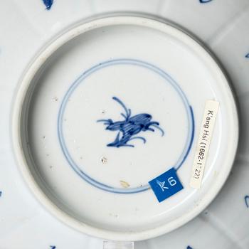 A blue and white 'floral' bowl, Qing dynasty, Kangxi (1662-1722).