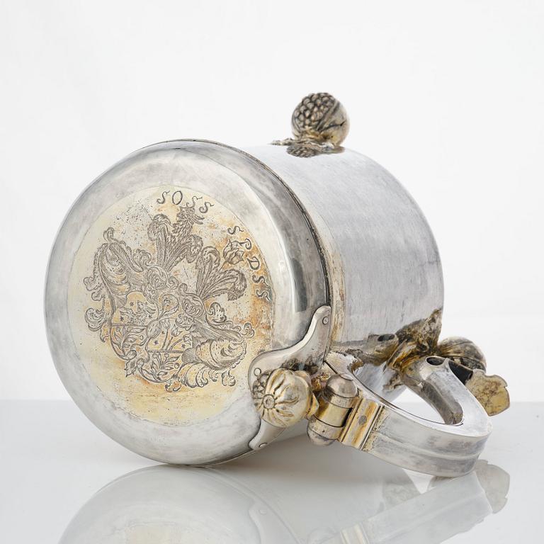 Dryckeskanna, dubbelslagen mästarstämpel, möjligen för Carl Arfwedson Åhl (verksam i Nyen 1687-1698). Barock.