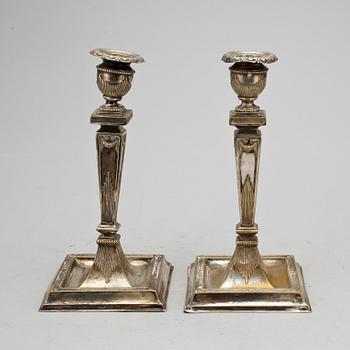 LJUSSTAKAR, ett par, argent haché, 1800-tal.