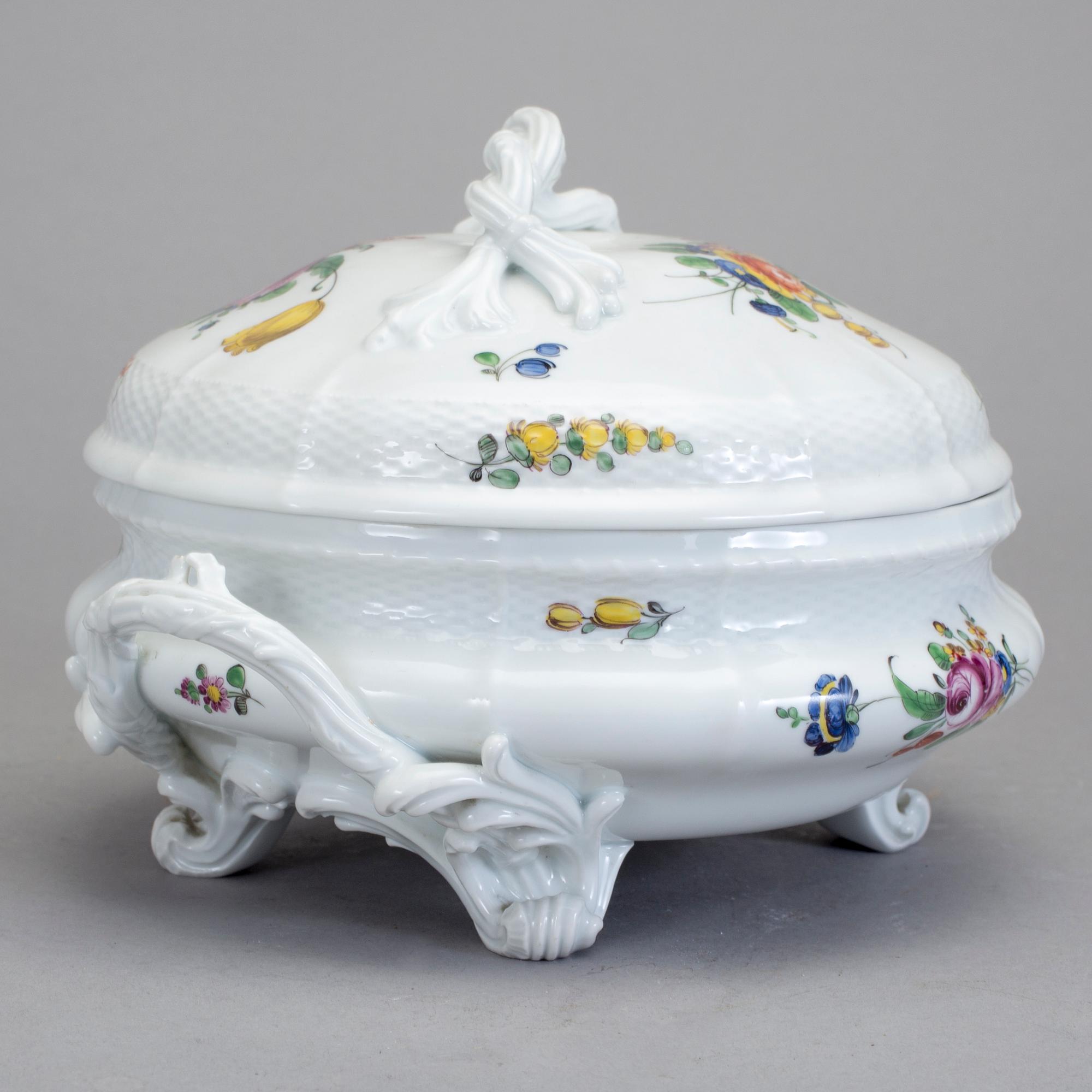 TERRIN MED LOCK, porslin, Nymphenburg, 1900-talets första hälft.