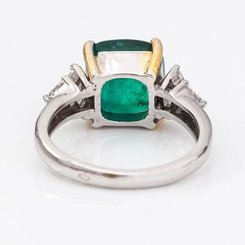 An 18K white gold ring with diamonds ca. 0.44 ct in total and an emerald ca. 5.46 ct in total. Import marked ITD, Espoo.