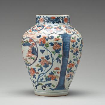 URNA, porslin. Japan, Edo (1603-1868).
