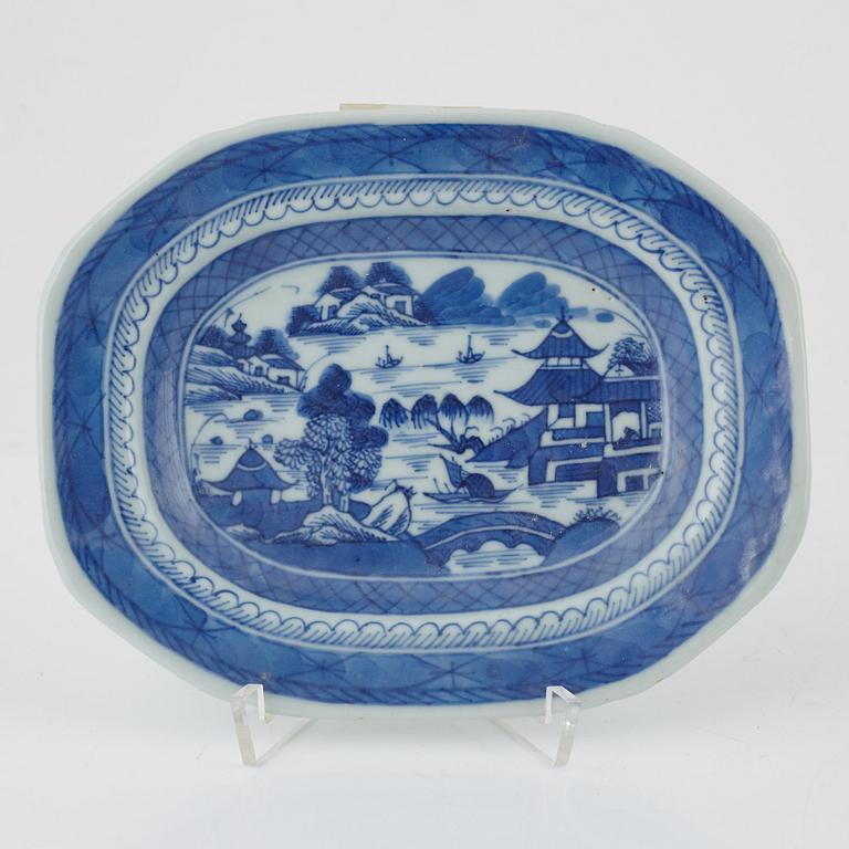 Terrin med lock, tallrik och smörterrin med lock och fat, porslin, Kina, 1700- och 1800-tal.