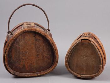 FLASKOR, 2 st, trä, allmoge. 1800-tal.