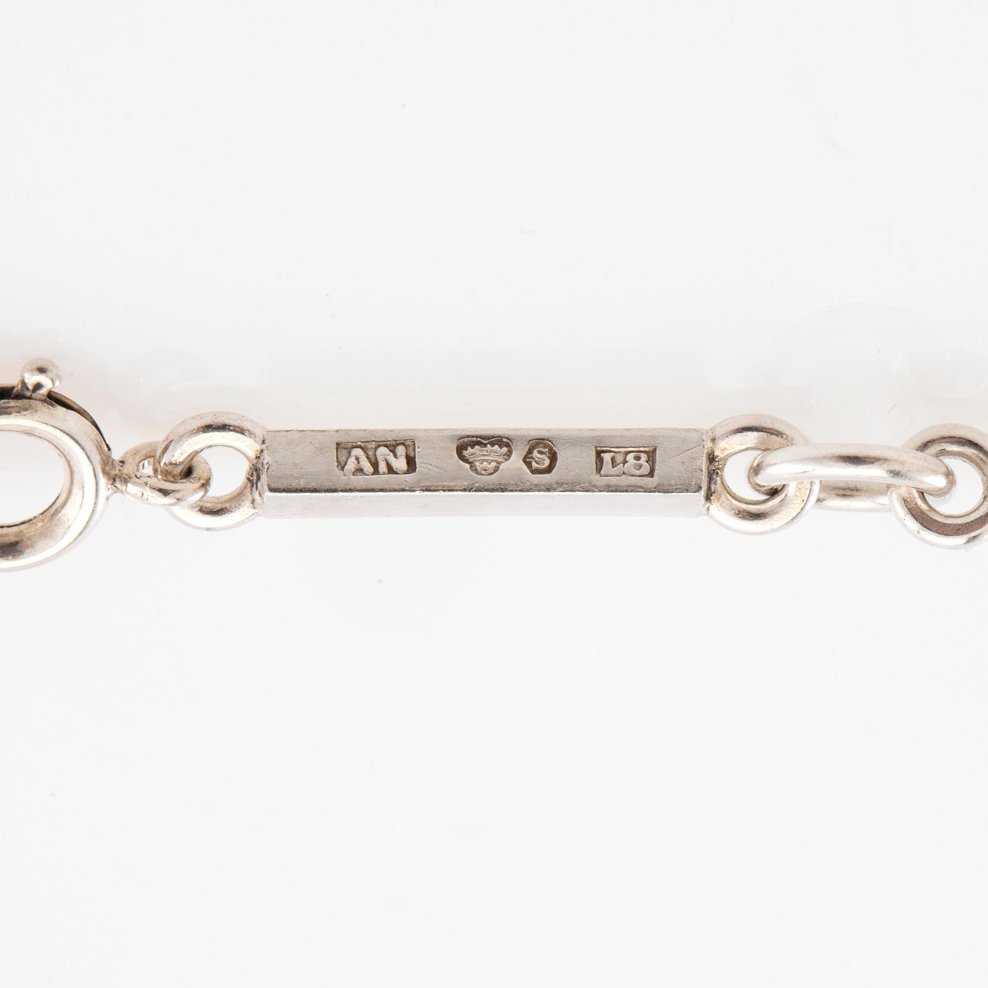 Wiwen Nilsson, Collier av silver och fasetterade bergkristaller i form av ett kors, Lund 1937.