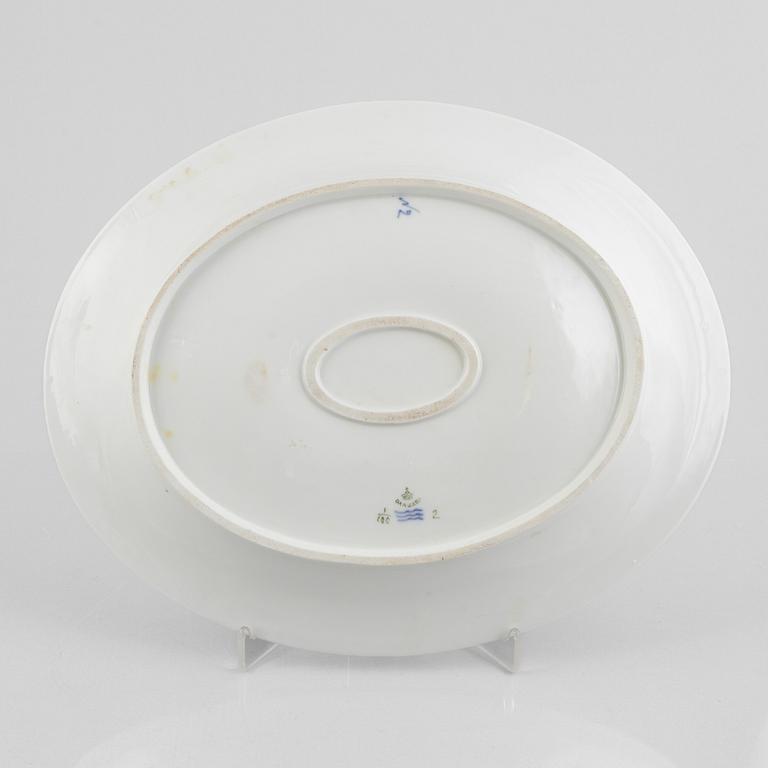 Four porcelain serving dishes and a fish platter, half-lace "Musselmalet", Royal Copenhagen, Denmark, 1894-1923.