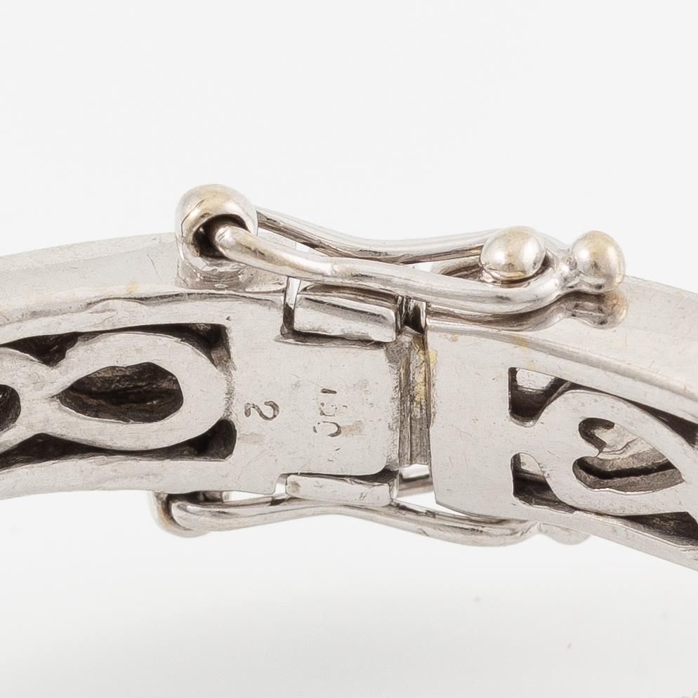 Armring 18K vitguld med baguetteslipade diamanter och blå safirer.