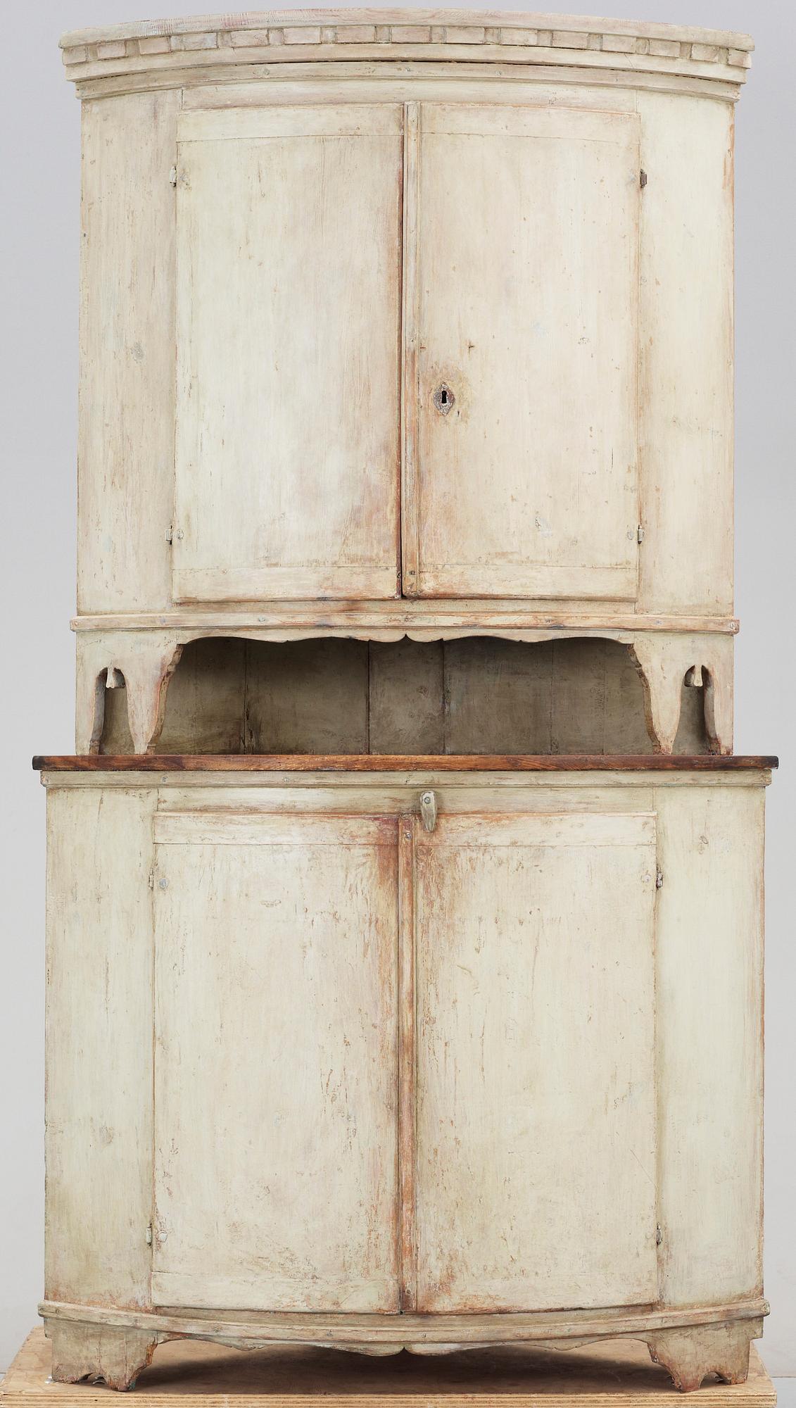 HÖRNSKÅP, gustaviansk stil, 1800-tal.
