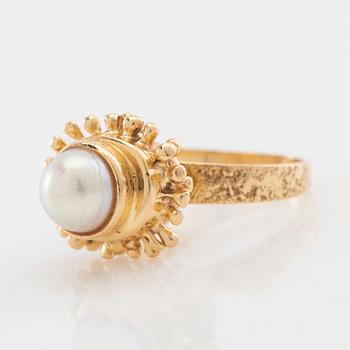 Ring 18K gold with a cultured pearl, G. Dahlgren & Co Malmö 1970.