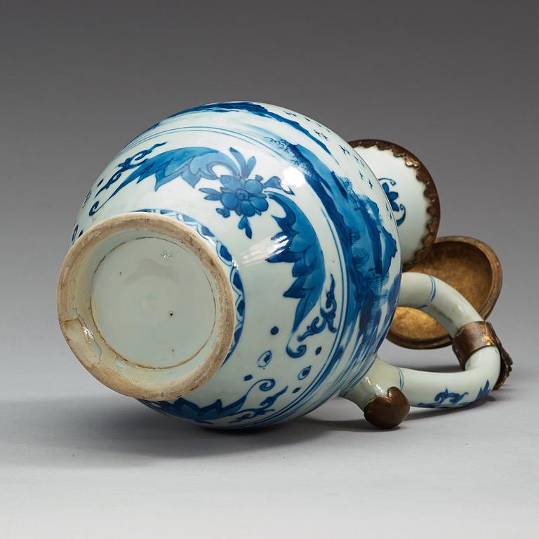 A blue and white Transitional ewer, 17th Century.