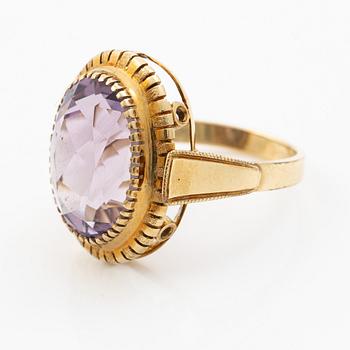 Ring, 14K gold with oval-cut amethyst.