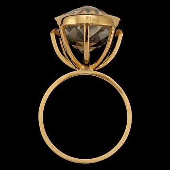 RING, 18k guld med fasettslipad bergskristall, Cecilia Johansson, Göteborg, 1945. Vikt 8 g.