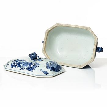 Terrin med lock, kompaniporslin, Kina, Qing dynastin, Qianlong 1736-95.