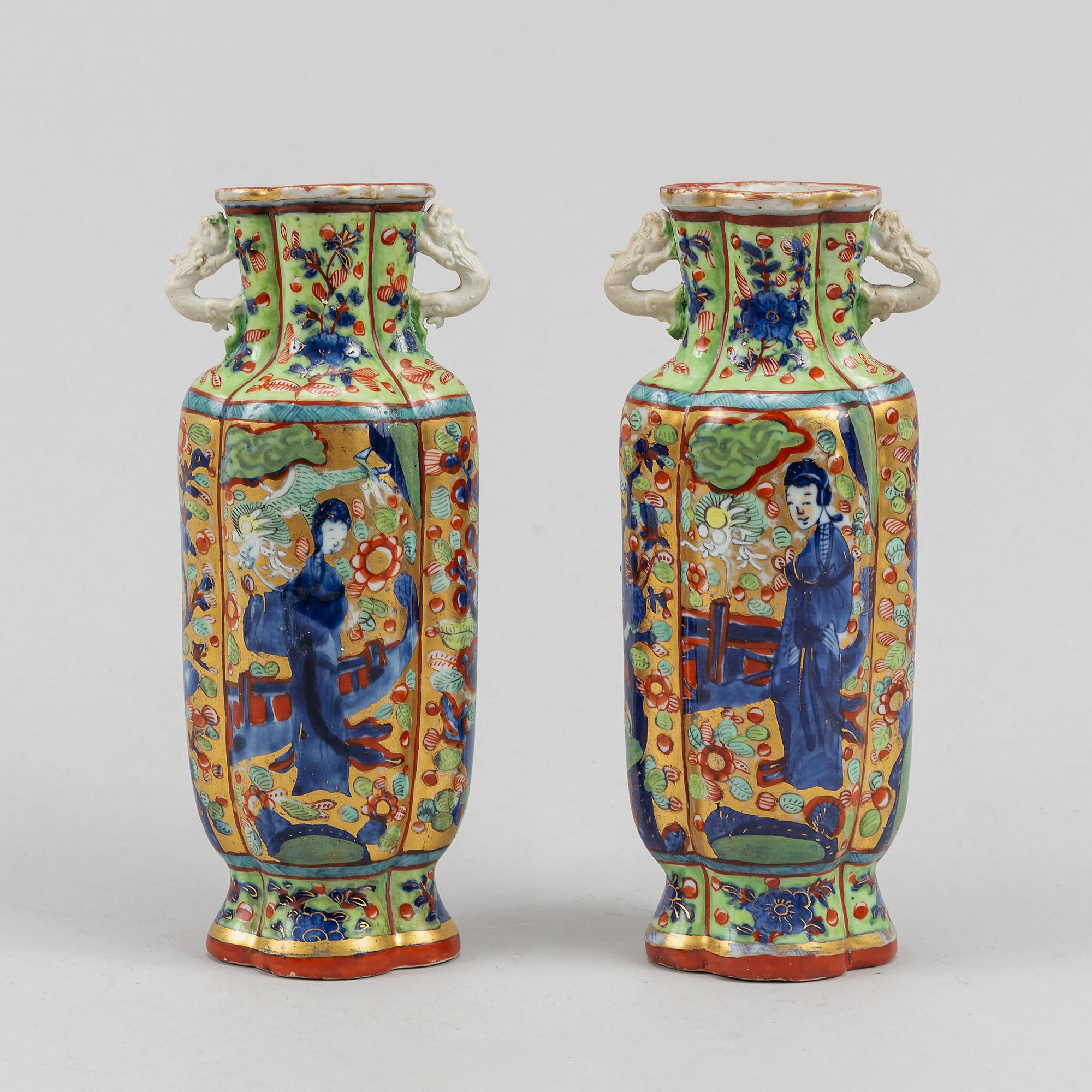 A pair of clobbered famile rose vases, Qing dynasty, Kangxi (1662-1722).