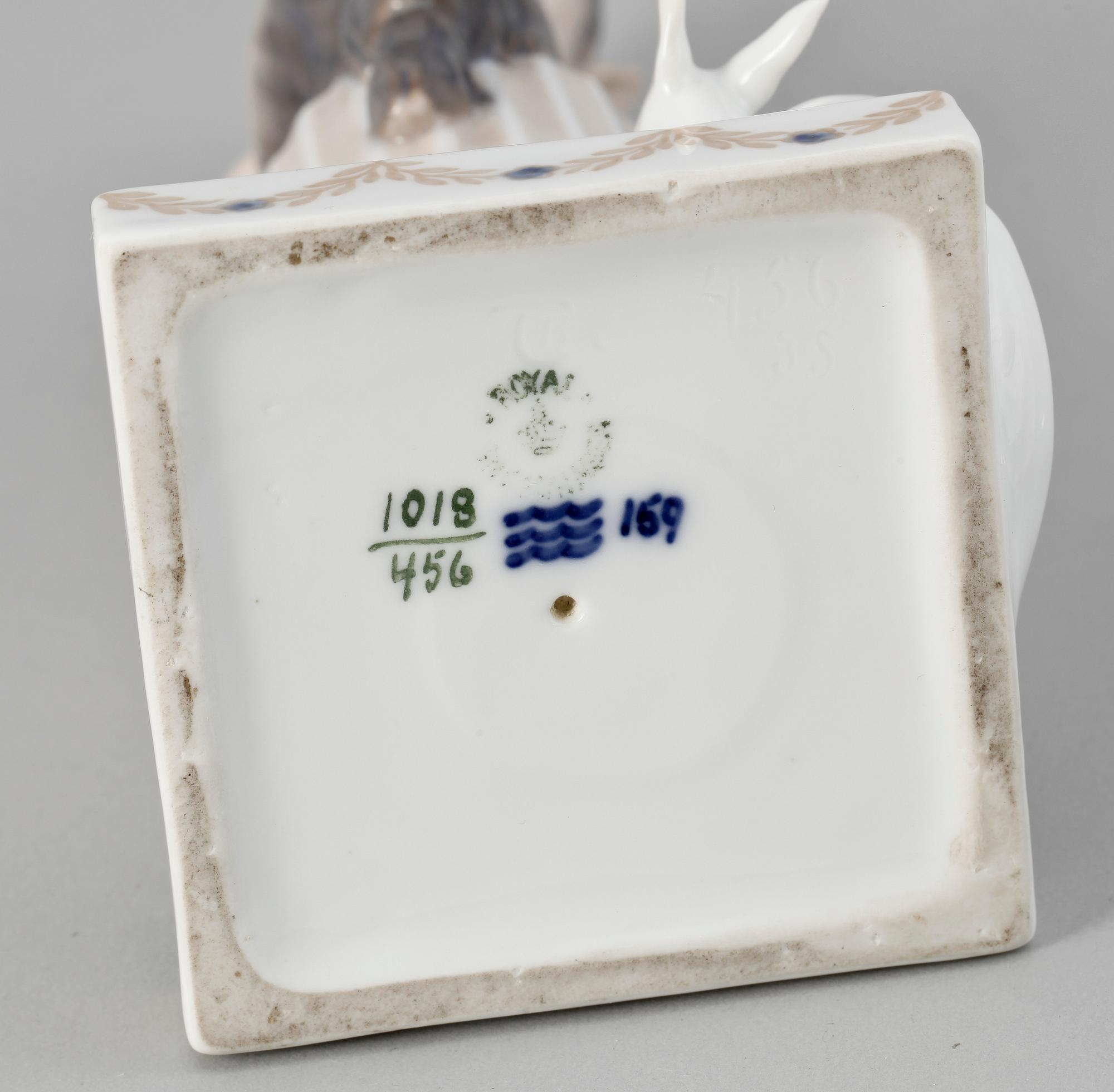 FIGURIN och FAT, porslin, Royal Copenhagen, Danmark. 1900-tal.