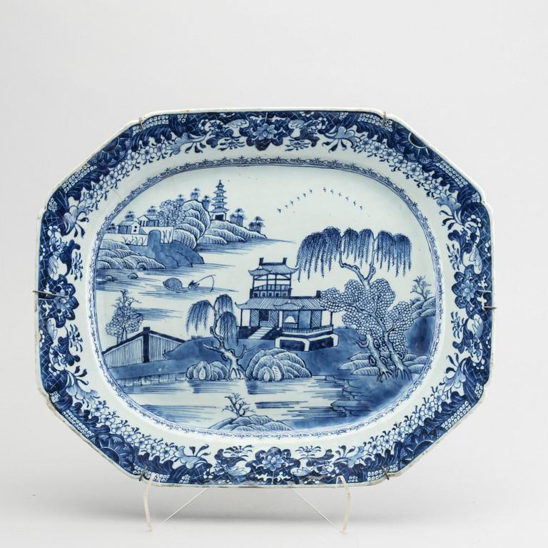 A Chinese Qianlong blue and white porcelain dish.