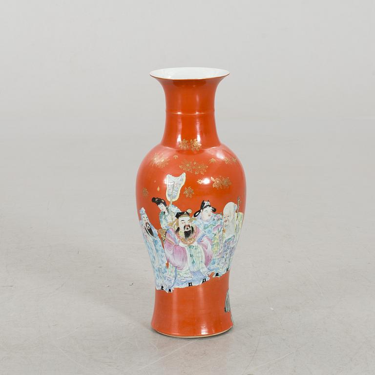 A CHINESE PORCELAIN VASE, CA 1900.