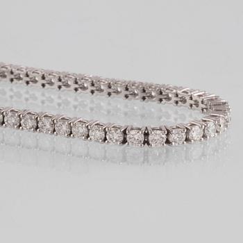 ARMBAND, 18K vitguld med briljantslipade diamanter ca 5,89 ct. Vikt 12,2 gram.