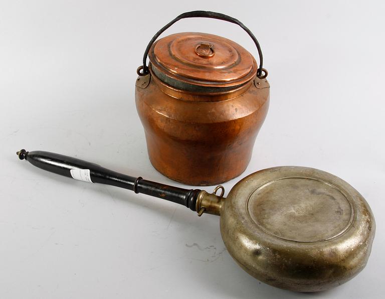 SÄNGVÄRMARE samt KÄRL MED LOCK. Tenn resp koppar.