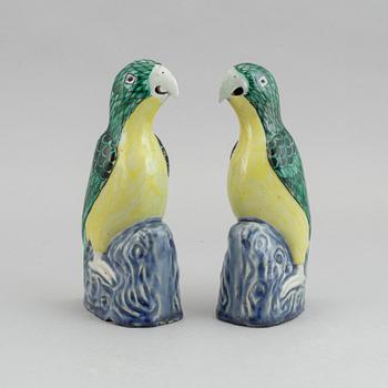Papegojor, ett par, porslin, sen Qingdynasti, 1800-tal.