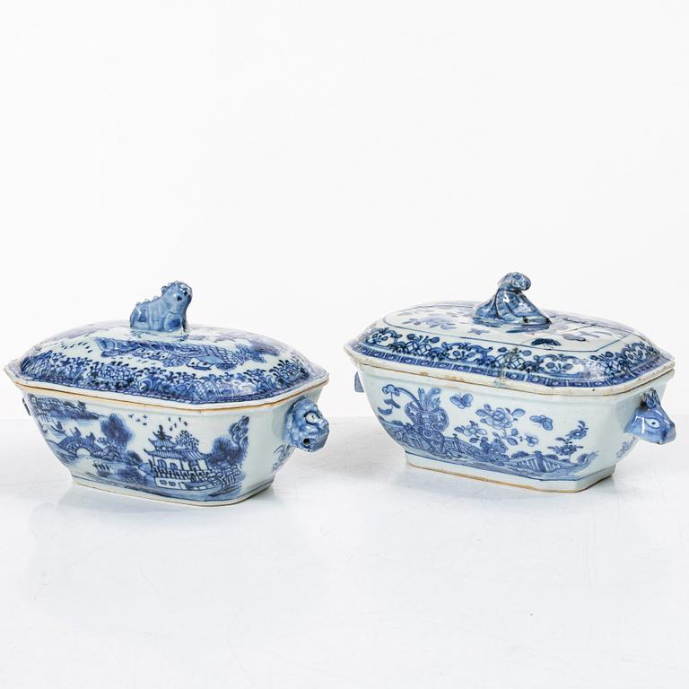 Fat samt smörterriner med fat, 2 st, porslin, Kina, Qianlong (1736-95).