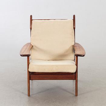 AN EASY CHAIR FROM THE MID 20TH CENTURY.