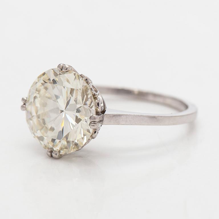 Sormus, platinaa ja briljanttihiottu timantti.