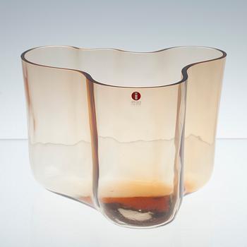 VAS, glas, "Savoy", jubileumsår 1996, ljusbrun, signerad 1956-1996.