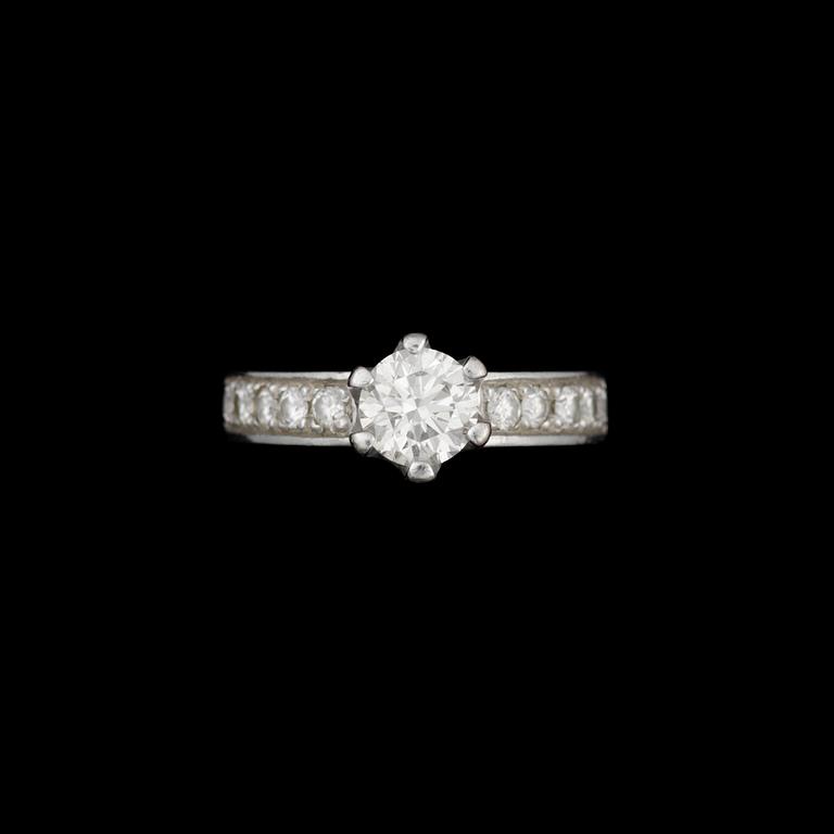 RING, 14K vitguld, briljantslipad diamant ca 0,80 ct, sidostenar tot. ca 0,20 ct. Vikt 5,9 g.