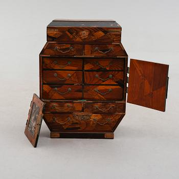 KABINETTSKÅP, 1800-talets andra hälft.