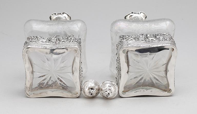 KARAFFER, ett par, glas samt sterlingsilver, trol Glasgow, Skottland, tidigt 1900-tal.