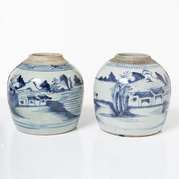 A pair of Chinese blue and white porcelain dishes and two jars, Qing dynasty, 19th century.