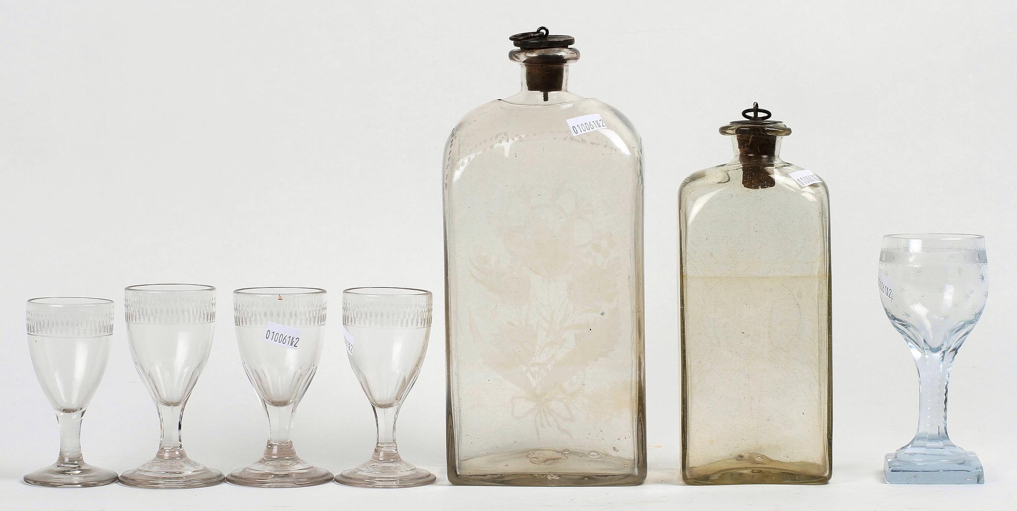 BRÄNNVINSFLASKOR, 2 st samt GLAS, 4+1 st. 1800-tal.