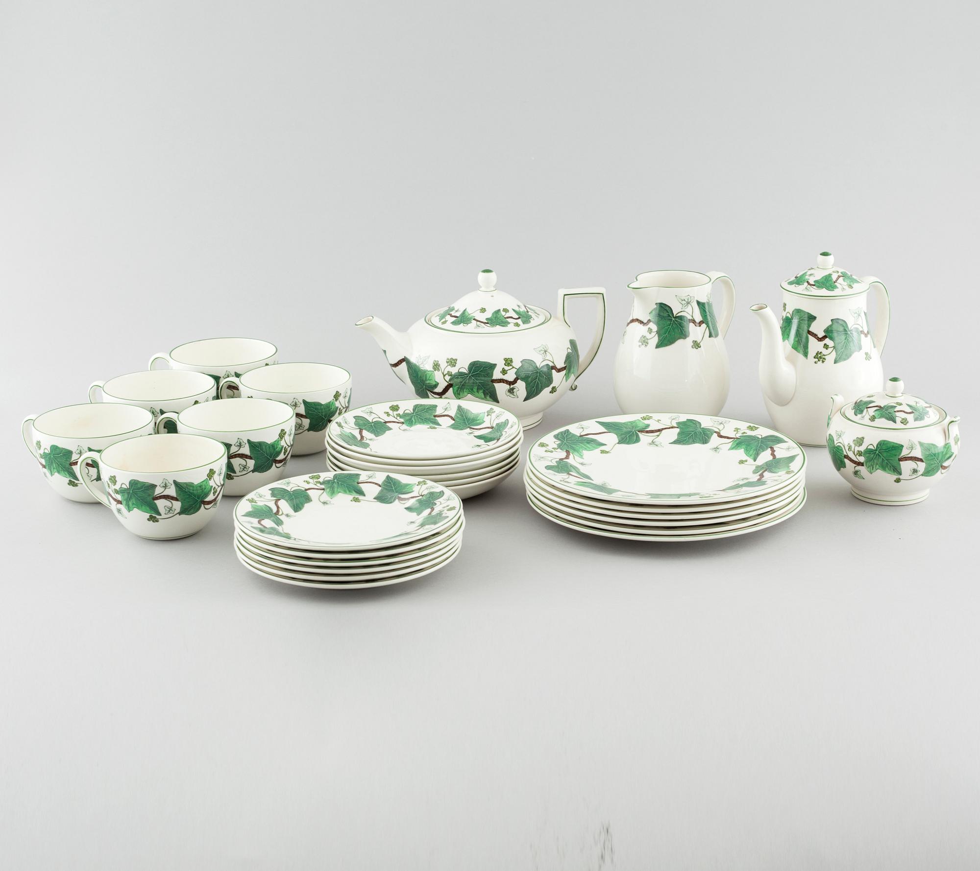 22 pieces of "Napoleon Ivy" in earthenware, made by Wedgewood, 20th century.