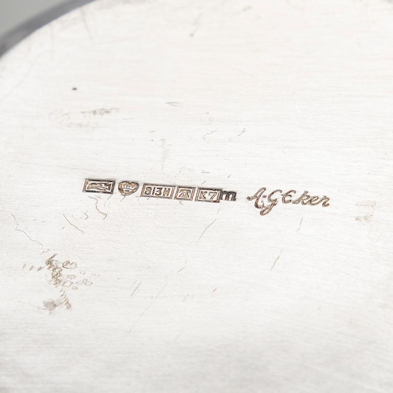 Anna-Greta Eker, Sokerikko ja kermakko, hopeaa ja mahonkia, Auran Kultaseppä oy, Turku 1963.