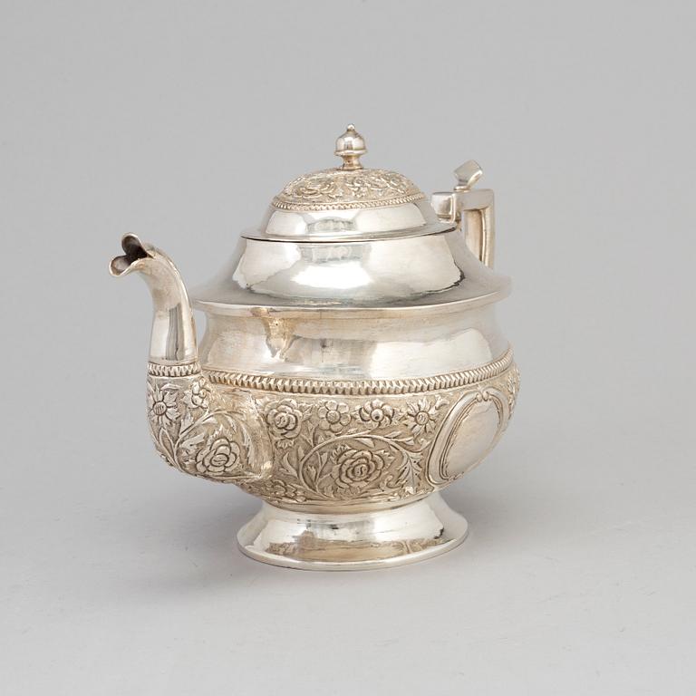 TEKANNA, silver, 1900-talets första hälft. Vikt ca 765 g.