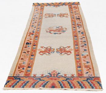 Gallerimatta, Kina, antik/semiantik, ca 300 x 96 cm.