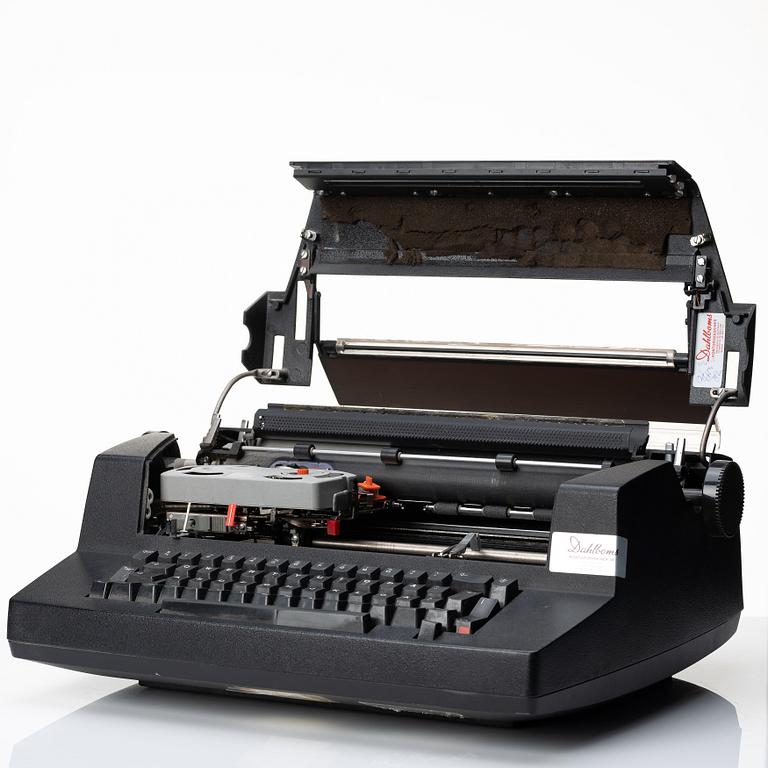 Skrivmaskin, IBM Selectric Typewriter 670X samt fotografi, Mikael Jansson.