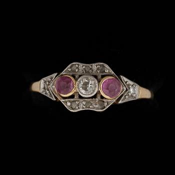 RING, 18k guld, importstämplad, med  runda antikslipade rubiner och diamant. Vikt ca 2,3 gram.