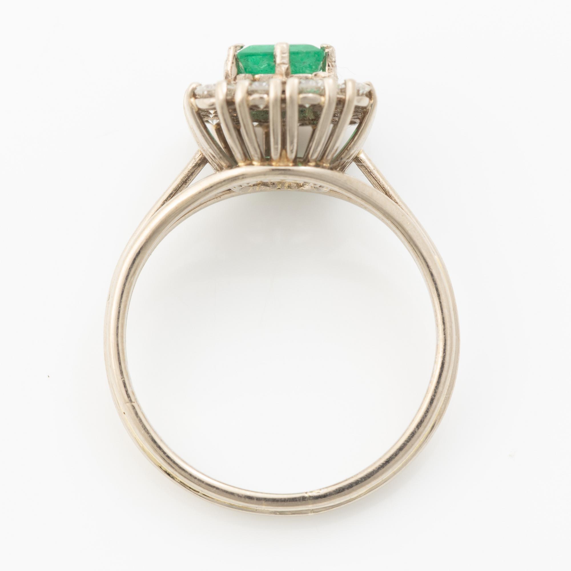 Ring, 18K white gold with an emerald and brilliant-cut diamonds.