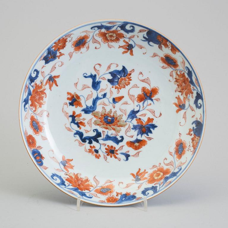 An Imari export porcelain dish, Qing dynasty, Qianlong (1736-95).